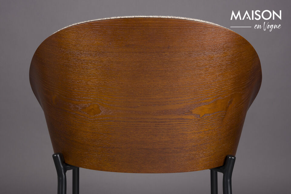 Presenta un respaldo de madera curvada con acabado negro