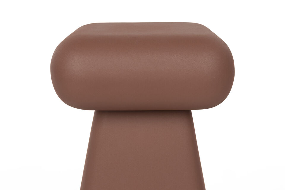 Aporta un ambiente relajado a tu hogar con el taburete multifuncional Earth de Zuiver