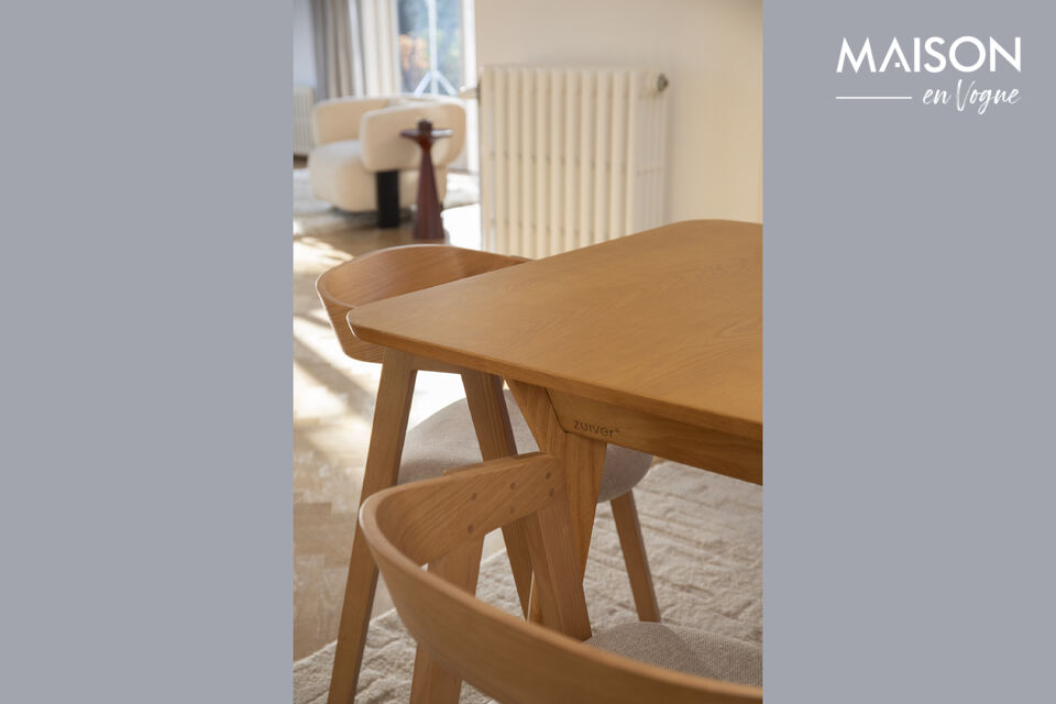 Dit meubel is namelijk in no-time te veranderen van een 4-persoons naar een 6-persoons tafel