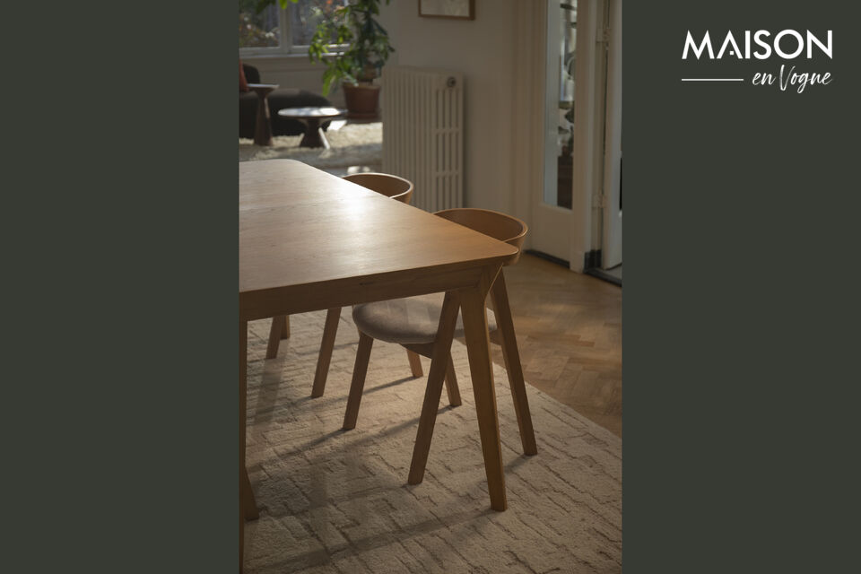 Daarnaast heeft deze tafel door de schuine lijnen en afgeronde hoeken een fijne tijdloze look