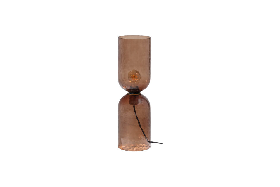 Gigi is een echte blikvanger door zijn elegante vorm en bijzondere combinatie van bruin glas en
