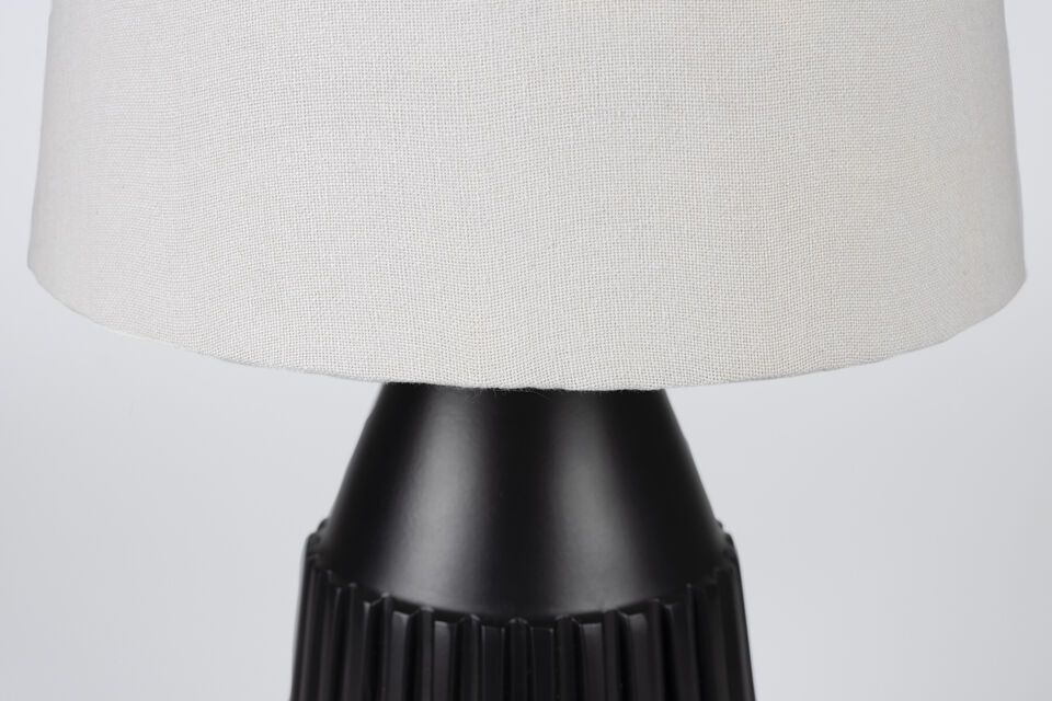 De zwarte kleur voegt een vleugje tijdloze elegantie toe en past in elk interieur