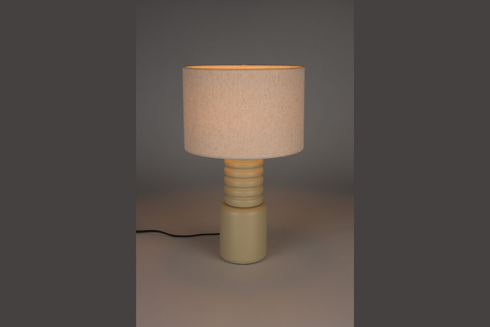 De voet van de lamp bestaat uit zes ringen, wat zorgt voor een opvallend en modern ontwerp