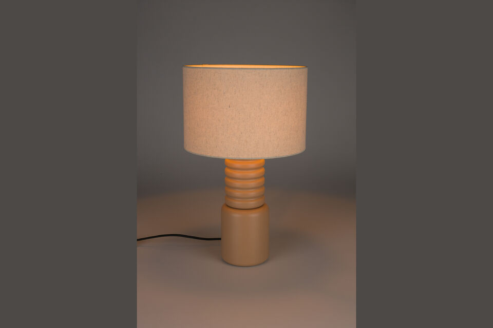 De voet van de lamp bestaat uit zes ringen, wat zorgt voor een opvallend en modern ontwerp