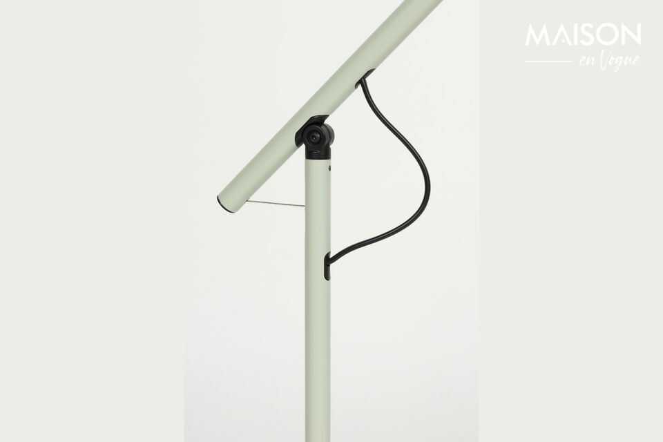 Deze lamp heeft een simplistisch design en is verstelbaar