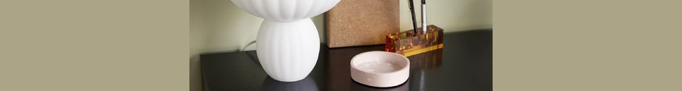 Benadrukte materialen Tafellamp wit glas Kumu