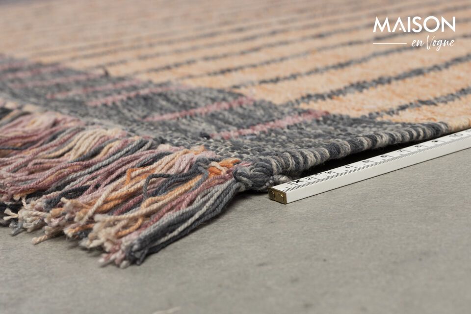 Les tapis et coussins décoratifs de cette collection s\'inspirent en effet des motifs bois et des