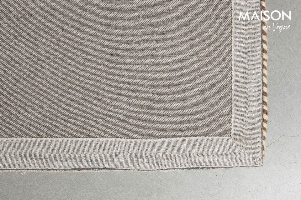 Grâce à sa couleur neutre, ce tapis s\'associe facilement à tout intérieur