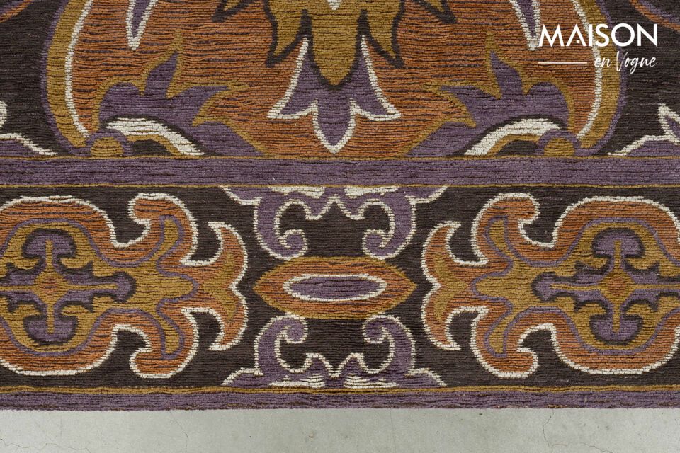 Ce tapis remarquable se distingue en effet par un magnifique motif et une palette de couleurs