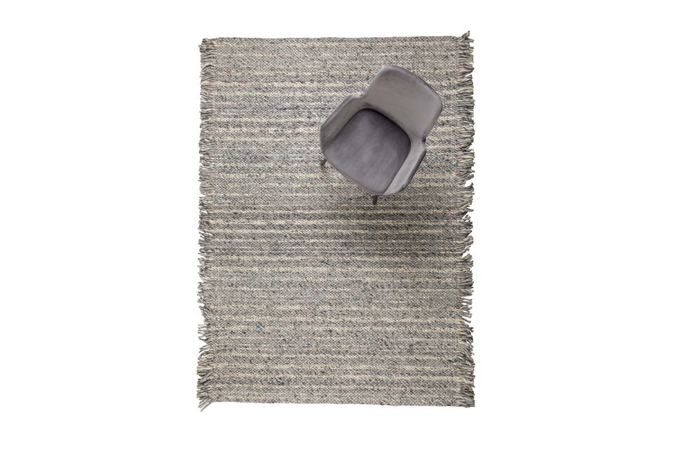 Tissé à la main, ce tapis fera tout de suite son effet dans n\'importe quelle pièce