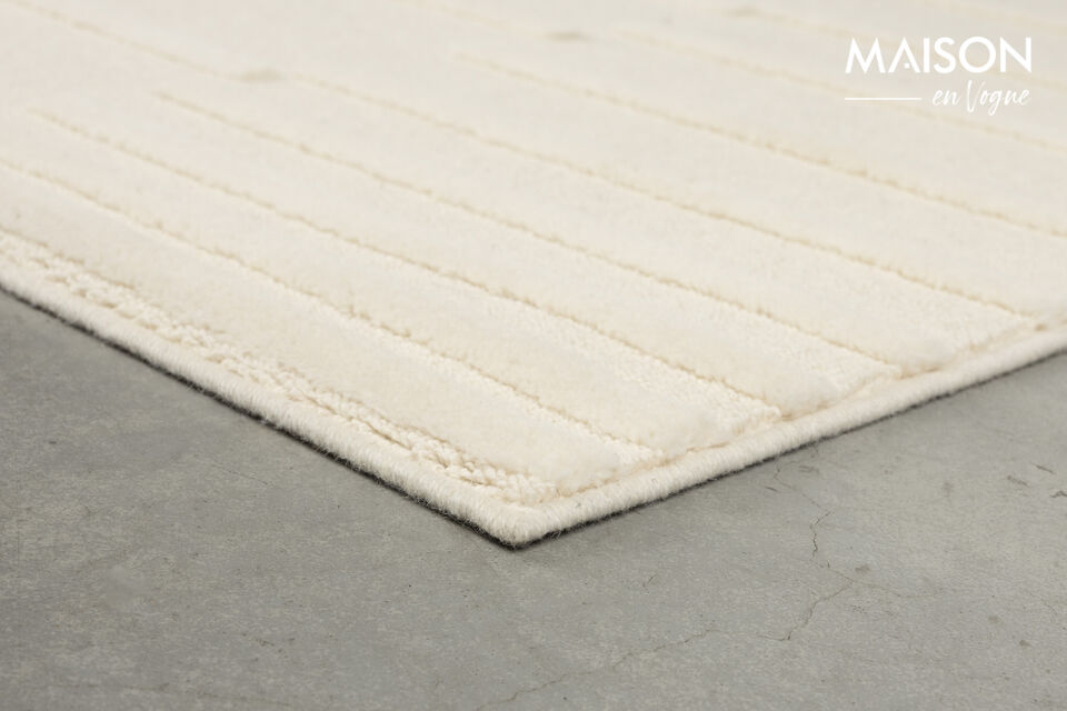 Ce tapis présente un motif graphique