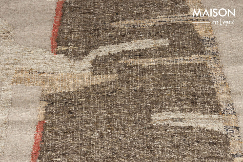 Ce tapis est en effet tissé à la main à partir de matériaux naturels dans des tons neutres