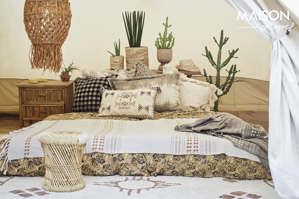Joli tapis ethnique d\'inspiration marocaine en coton couleur blanc ivoire