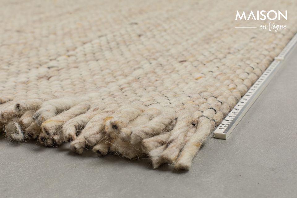 Composé à 100 % de laine, ce tapis possède une texture douce et confortable pour les pieds