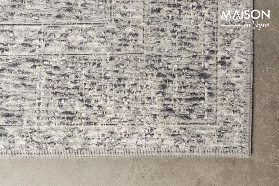 Ses motifs persans antiques associés à ses tons de gris reposants en font un tapis d\'exception