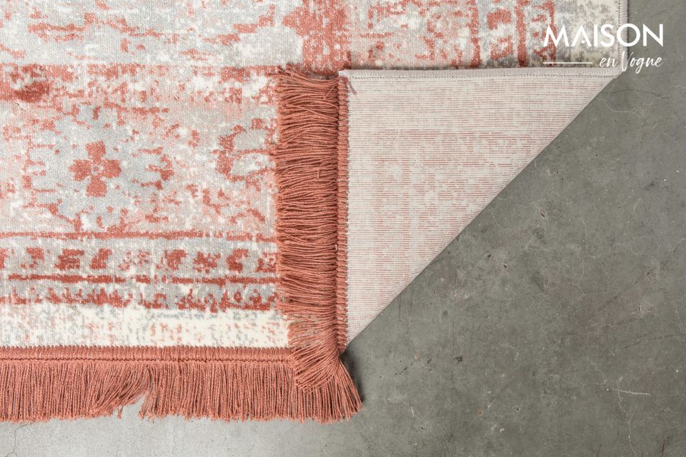 C\'est un tapis à l\'esthétique classique, mais de fabrication moderne