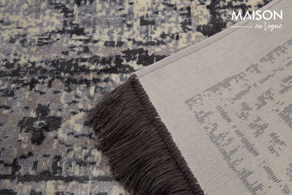 Pour plus de style, ses motifs s\'estompent dans un effet délavé très audacieux