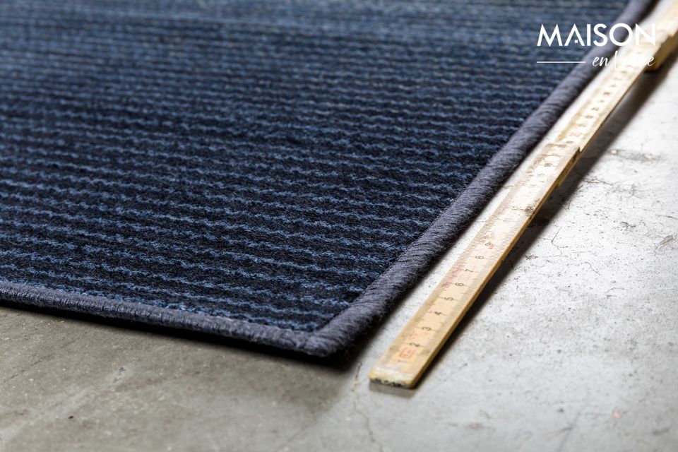 Le tapis Obi bleu meuble les intérieurs cosys et contemporains