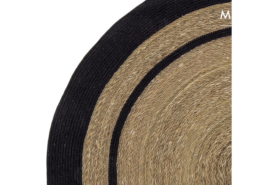 Le tapis Lune de Bloomingville est composé à 100 % de jute tissé; il a une forme circulaire et