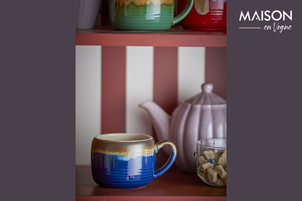 Die Tasse Sheen von Bloomingville wird im Viererset geliefert und besteht aus Steingut mit einer