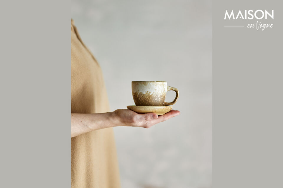 La Tasse et la soucoupe Brenta de Bloomingville sont présentées dans un ensemble de quatre et sont