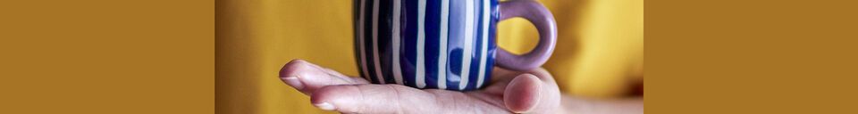 Mise en avant matière Tasse en grès bleu marine Nini
