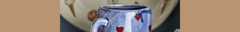 Mise en avant matière Tasse en grès bleu Nini
