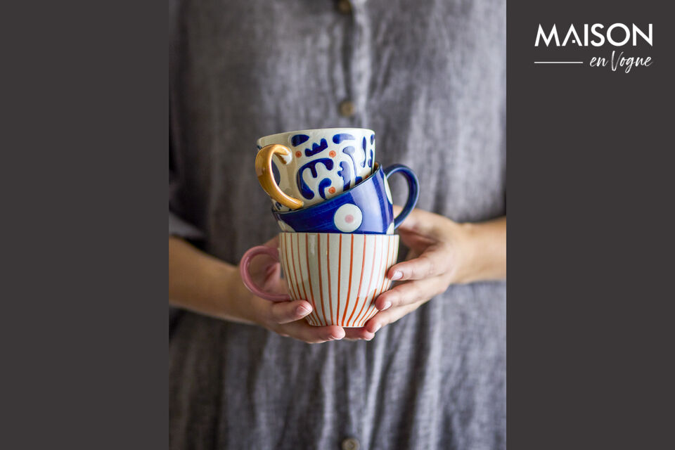 Les tasses sont peintes à la main avec des motifs dans des tons roses, bleus, bruns et clairs