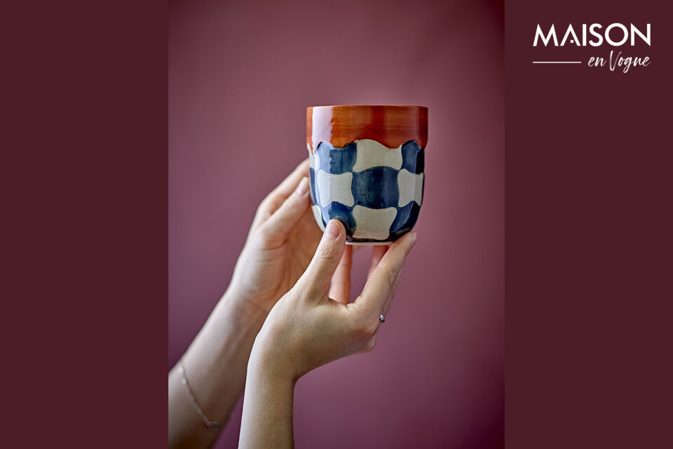 La tasse Check de Bloomingville est présentée dans un set de quatre et est fabriquée en grès