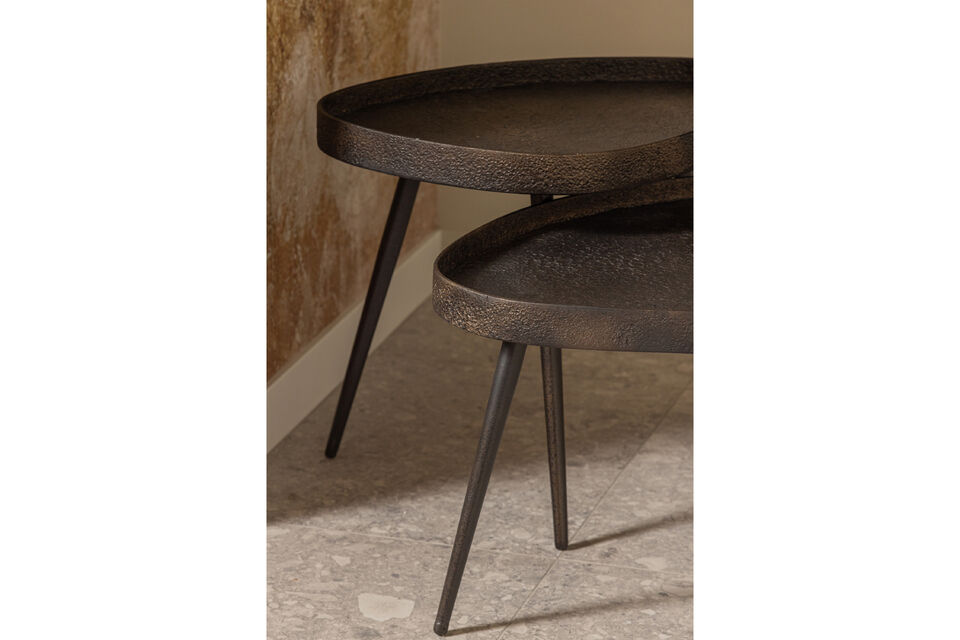 Set di due tavolini stretti su gambe alte Piano del tavolo in compensato con rivestimento metallico