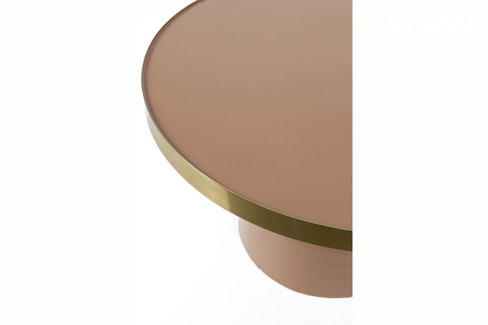 La lucentezza dello smalto conferisce a questo tavolino da salotto il suo aspetto elegante e