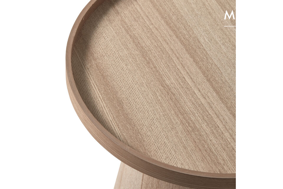 L\'uso del legno MDF laccato assicura che il tavolino emani calma e si integri facilmente nello