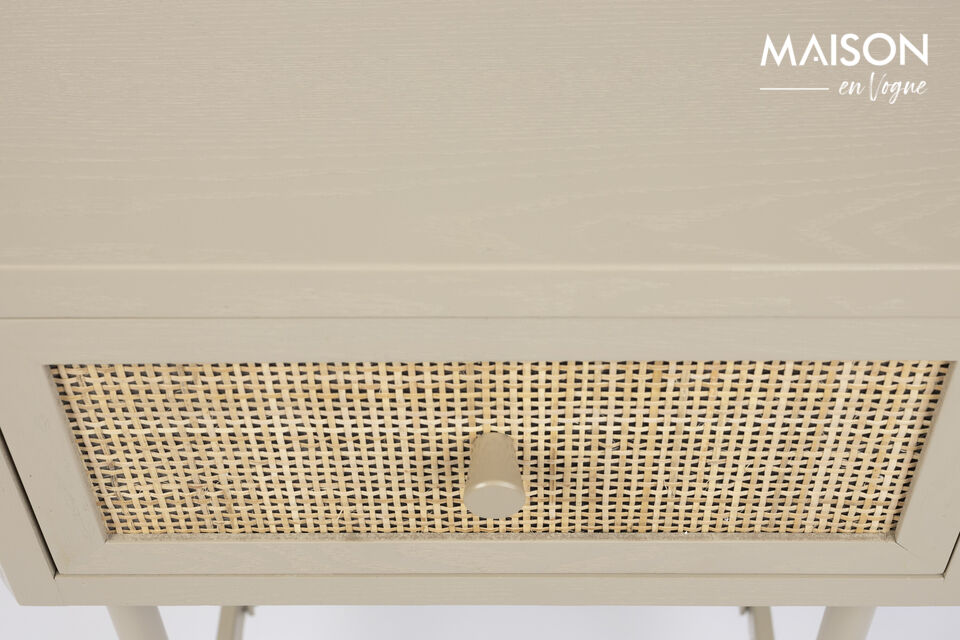 Amaya è realizzato in legno e presenta un cassetto intrecciato in rattan
