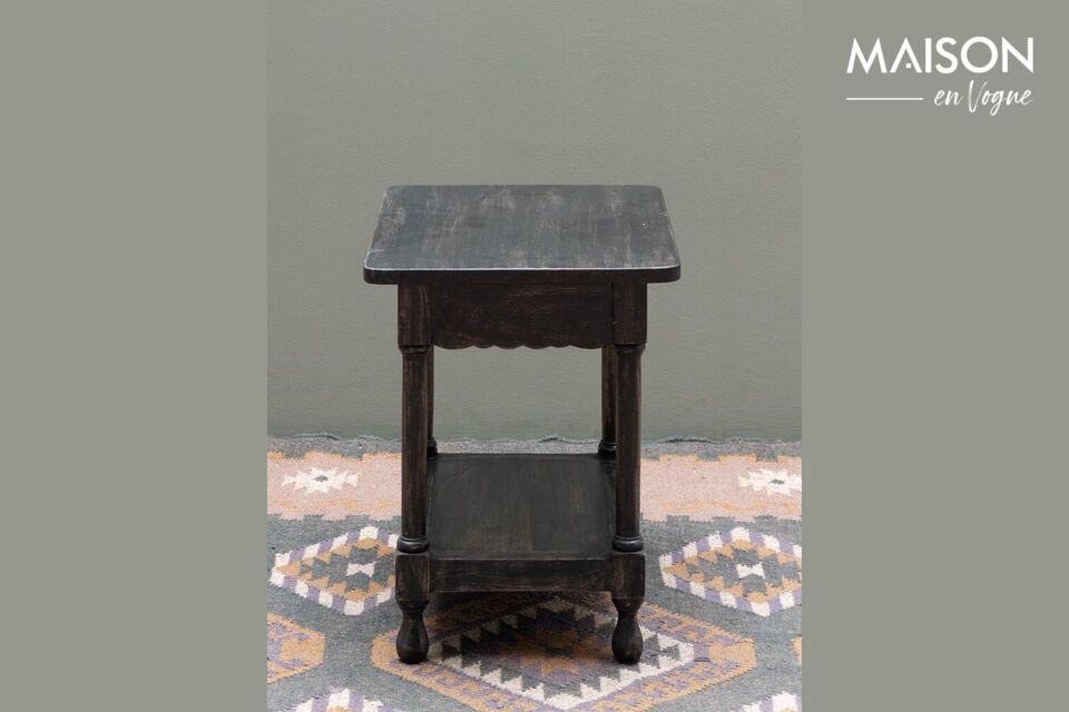 Scoprite la sobria eleganza del tavolino in legno nero Charlotte