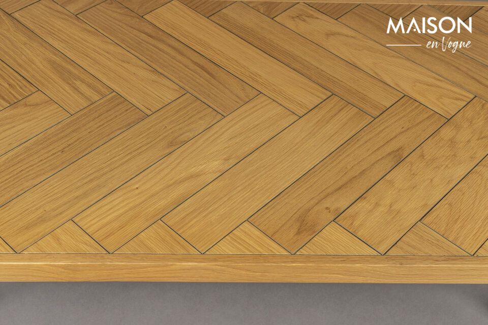 Il minimalismo del design impone una silhouette di classe sfrenata
