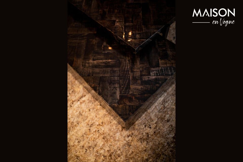 Il piano del tavolo è realizzato in legno di mango grezzo tinto di marrone scuro