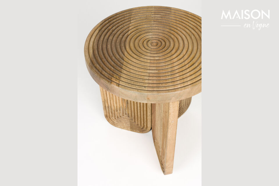 Questi tavoli sono realizzati in legno Magno e si distinguono per un elegante motivo composto da