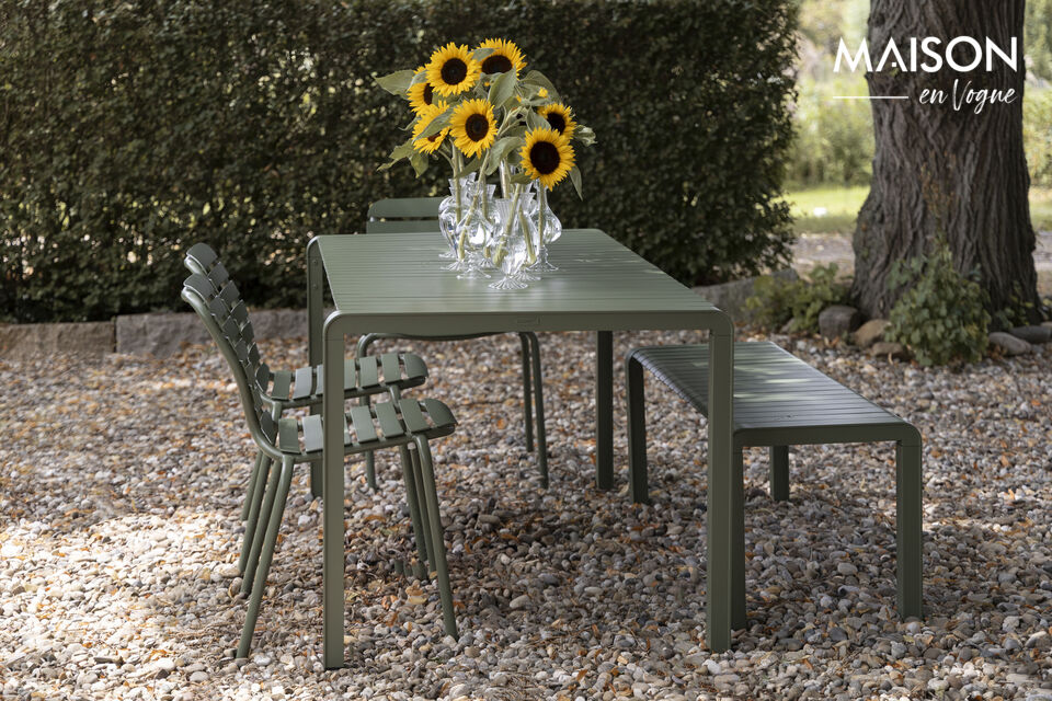 Scoprite l\'eleganza e la resistenza con il tavolo da pranzo Vondel in alluminio verde