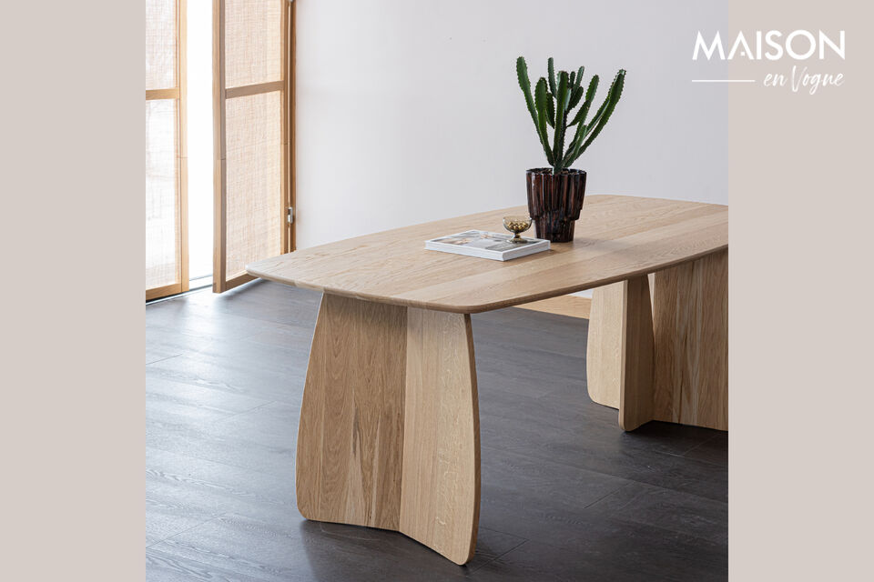 Un elegante tavolo da pranzo Rovere massiccio con venature e disegni del legno visibili Gambe