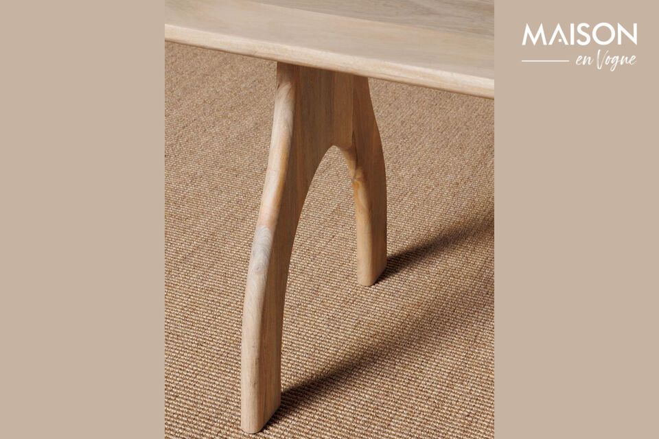Scoprite l\'eleganza e la robustezza senza tempo del nostro tavolo da pranzo in legno di mango