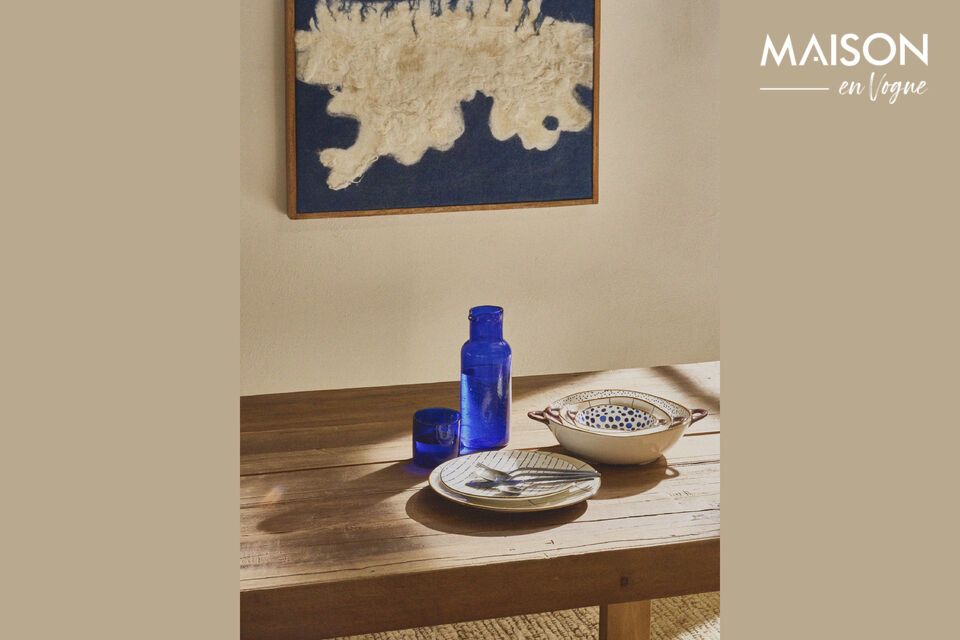 Un tavolo da pranzo autentico ed ecologico realizzato con legno riciclato.