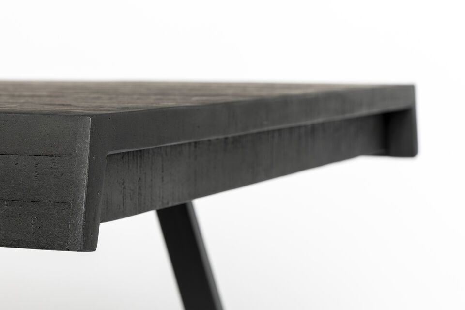 Il tavolo Suri combina durata e design contemporaneo