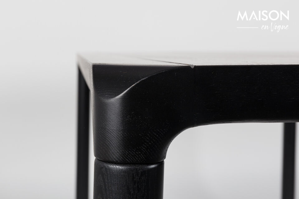 È disponibile in diverse tonalità di legno e in diverse dimensioni