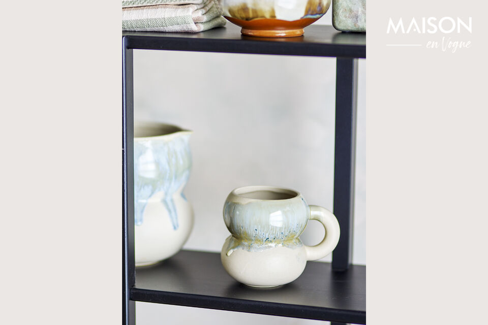 La taza Luna de Bloomingville está fabricada en gres con una forma elegantemente curvada y un