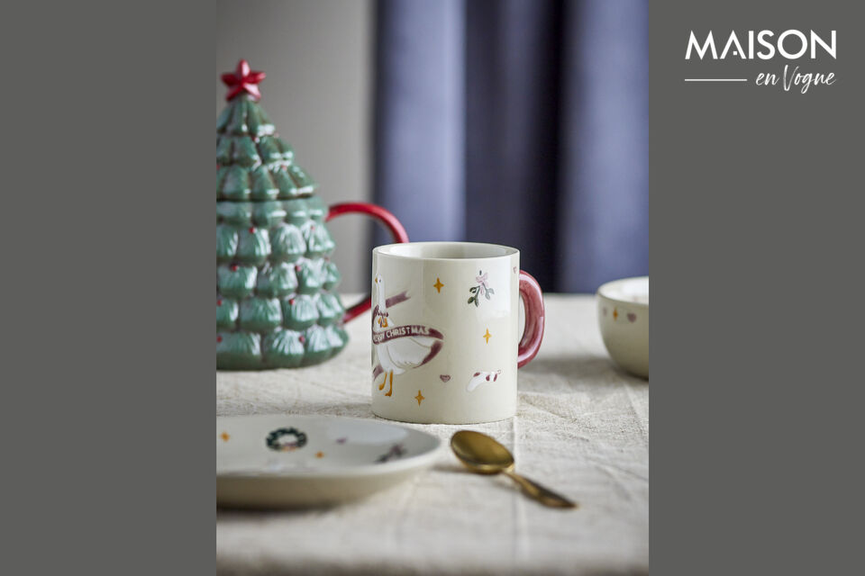 La taza Mary de Bloomingville cuenta con un diseño pintado a mano y en relieve con un motivo de