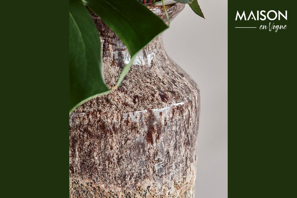 Add an artistic and natural touch to your interior with this terracotta vase from the Maya