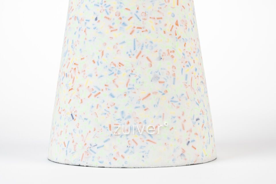 Its 8 kg weight ensures good stability, while remaining easy to move if necessary