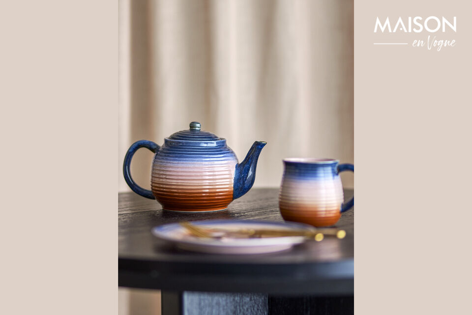 La tetera Tatum con infusor de té de Bloomingville es una tetera de gres con una superficie