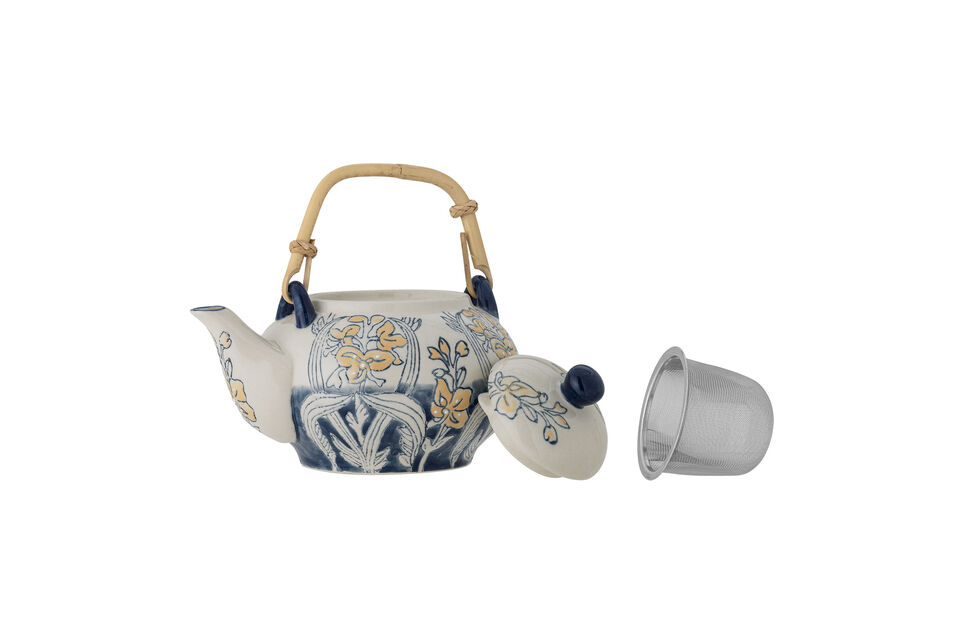 Le délicat motif floral bleu peint à la main et la poignée en bambou robuste confèrent à la