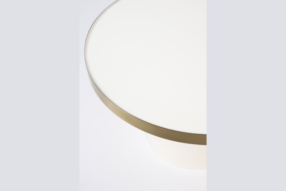With its generous dimensions of 60 cm in length and width